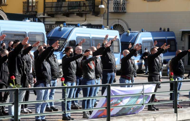 Saluti romani per commemorazione Mussolini al lago di Como