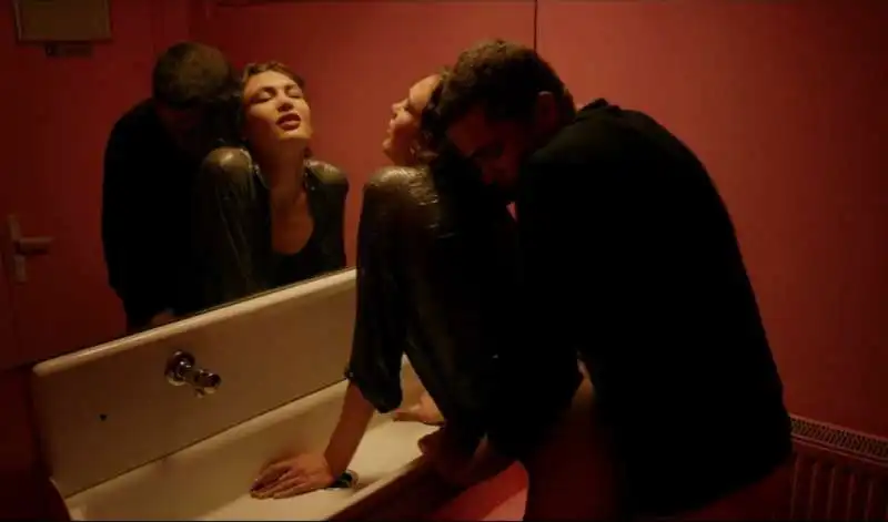 scena di sesso in love di gaspar noe 2