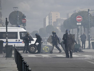 scontri e arresti al corteo del primo maggio a parigi 1