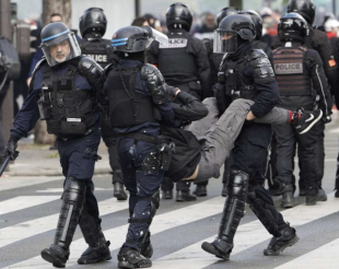 scontri e arresti al corteo del primo maggio a parigi