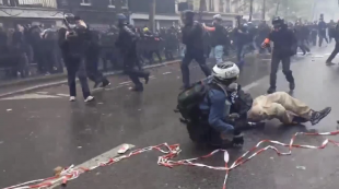 scontri e arresti al corteo del primo maggio a parigi 5