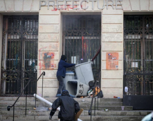 scontri e arresti al corteo del primo maggio a parigi 6