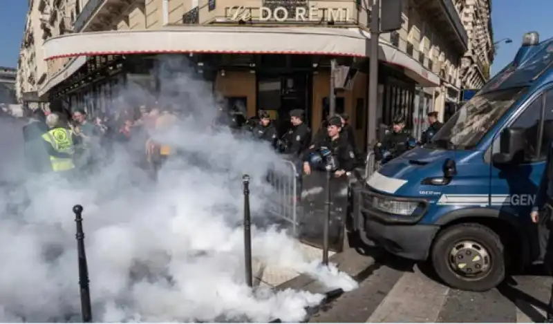 SCONTRI POLIZIA ATTIVISTI DEL CLIMA PARIGI