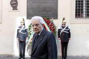 SERGIO MATTARELLA DEPONE CORONA DI FIORI SULLA LAPIDE DI ALDO MORO 1