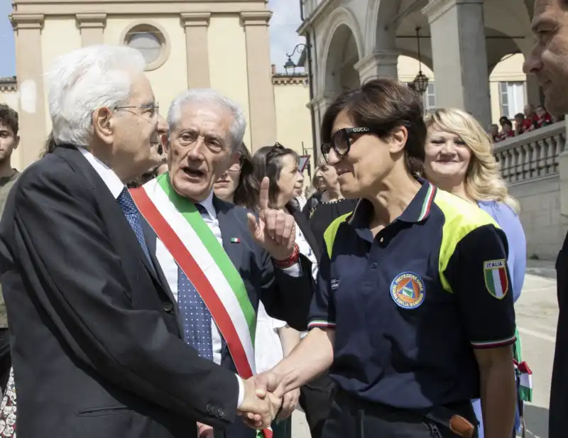 sergio mattarella visita le zone colpite dall alluvione in emilia romagna 4