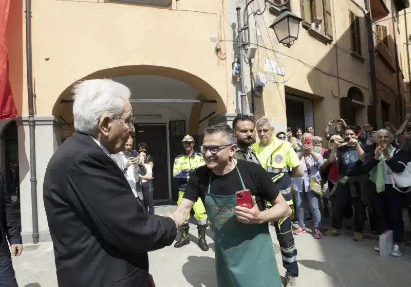 sergio mattarella visita le zone colpite dall alluvione in emilia romagna 8