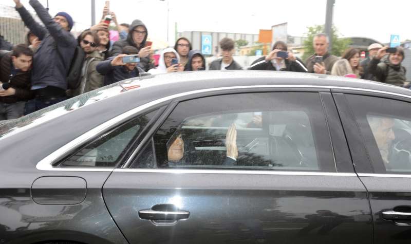 silvio berlusconi esce dall ospedale san raffaele 1