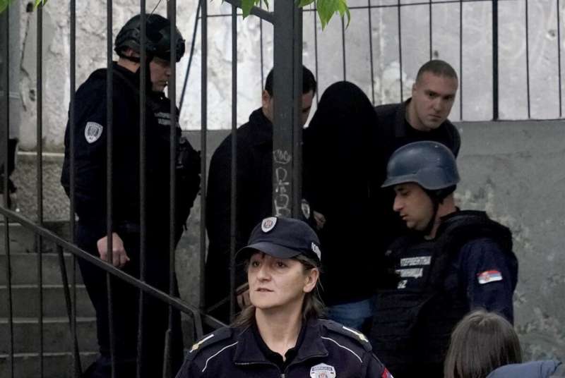 sparatoria in una scuola di belgrado 1