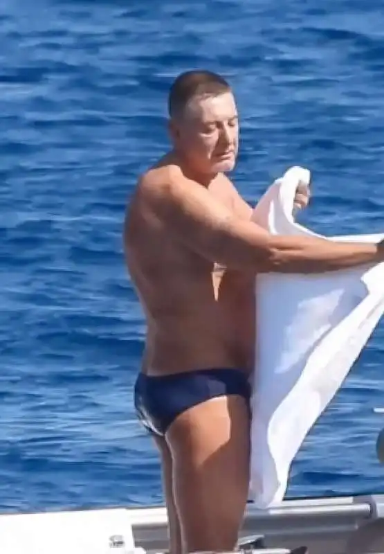 stefano gabbana in barca a largo di portofino 9