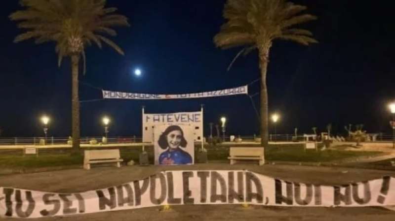 STRISCIONE A MONDRAGONE ANNA FRANK CON LA MAGLIA DEL NAPOLI