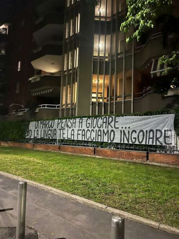 striscione dei tifosi milanisti contro federico dimarco