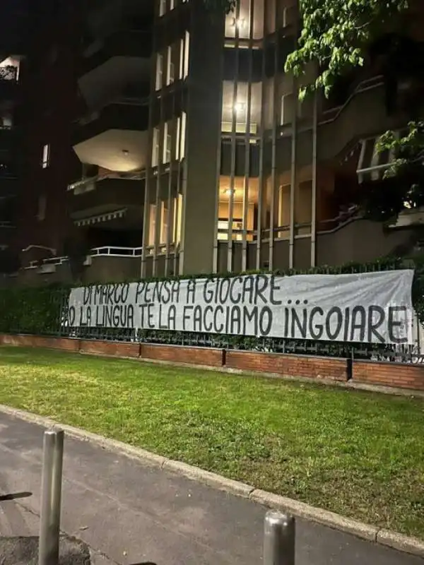 striscione dei tifosi milanisti contro federico dimarco 