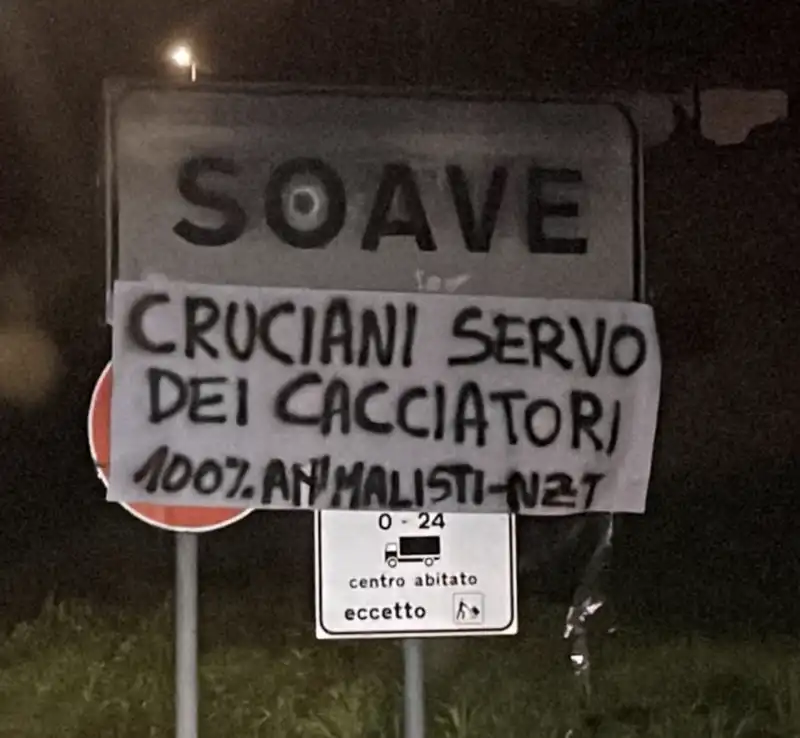 striscioni contro giuseppe cruciani a soave 2