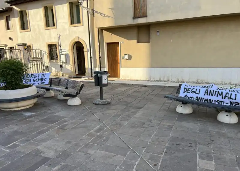 striscioni contro giuseppe cruciani a soave 3