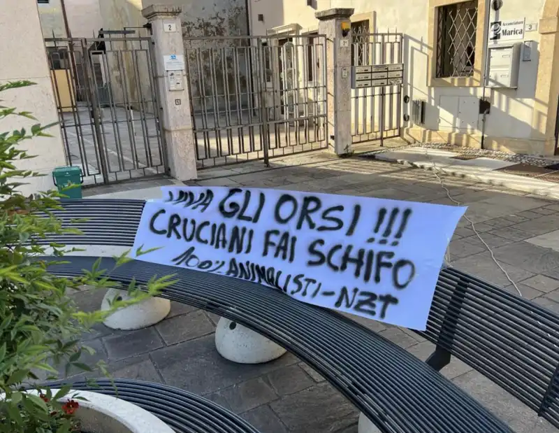 striscioni contro giuseppe cruciani a soave 4