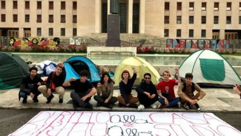 STUDENTI DORMONO IN TENDA DAVANTI ALL UNIVERSITA DELLA SAPIENZA. 