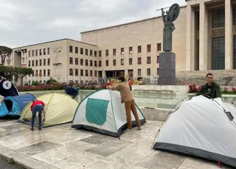 STUDENTI DORMONO IN TENDA DAVANTI ALL UNIVERSITA DELLA SAPIENZA. 