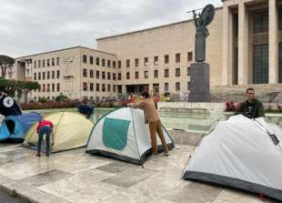 STUDENTI DORMONO IN TENDA DAVANTI ALL UNIVERSITA DELLA SAPIENZA.