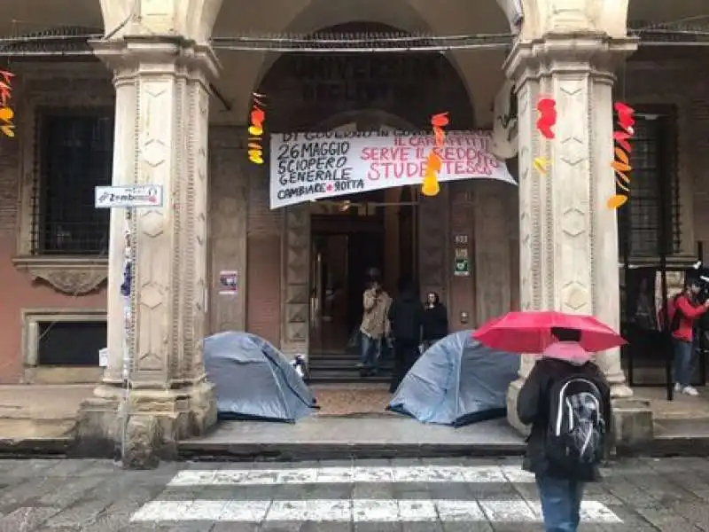 studenti in tenda all universita di bologna 1