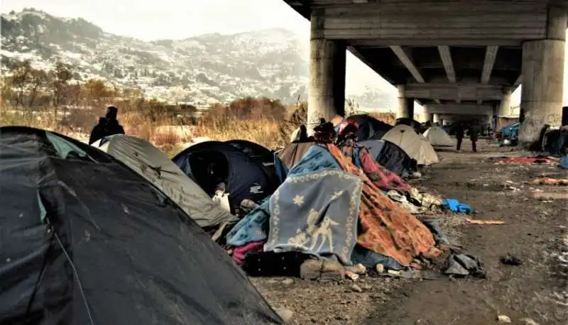 tendopoli di migranti al confine di ventimiglia