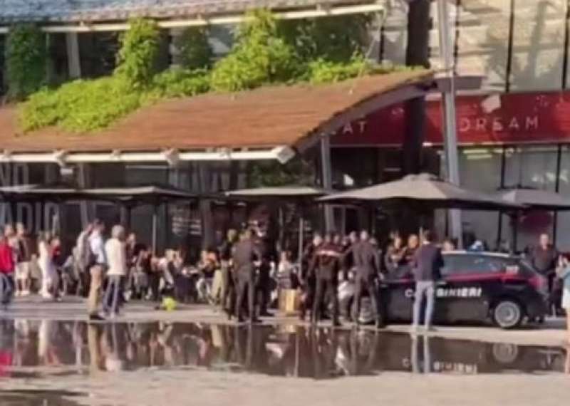 tentato rapimento di un bambino in piazza gae aulenti a milano