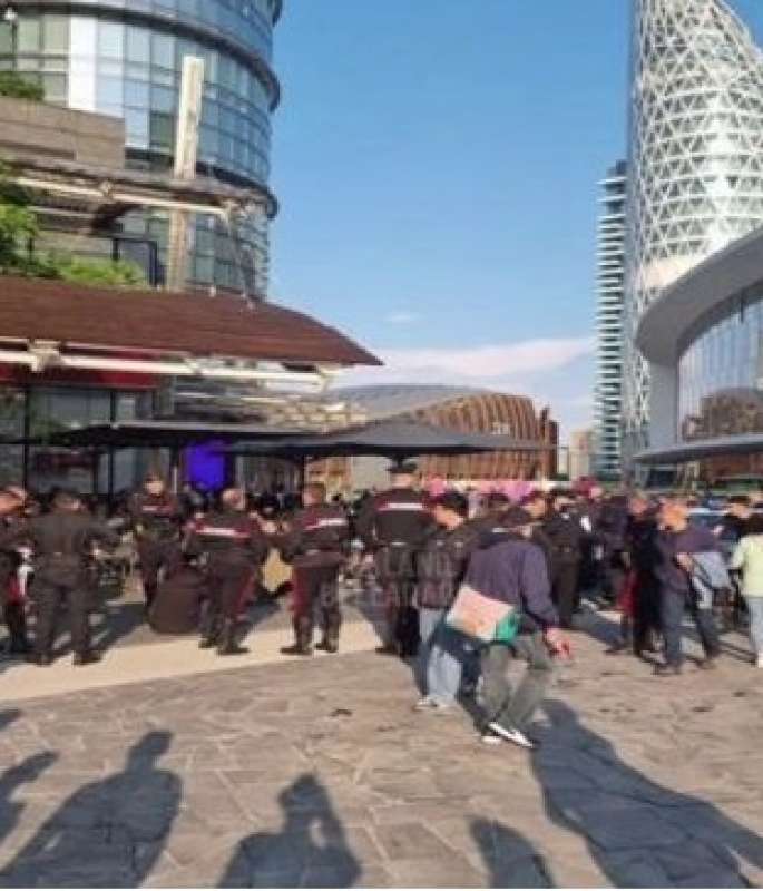 tentato rapimento di un bambino in piazza gae aulenti a milano