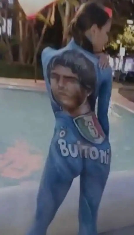 TIFOSA DEL NAPOLI FESTEGGIA LO SCUDETTO CON BODY PAINT