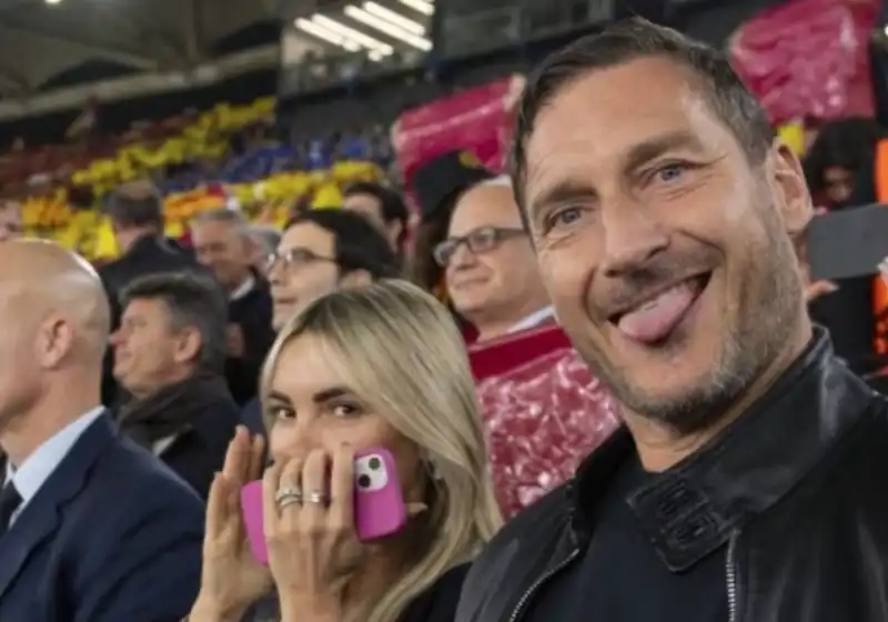 totti e noemi in tribuna ad assistere a roma bayer leverkusen