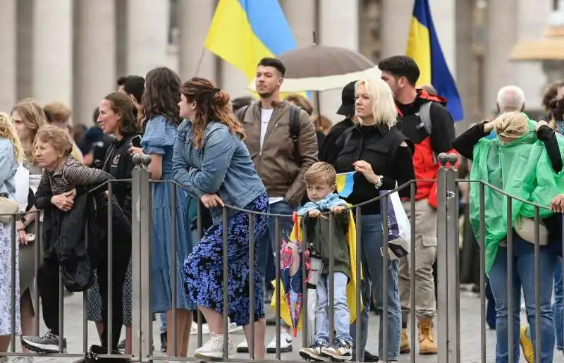 ucraini in piazza san pietro per volodymyr zelensky 