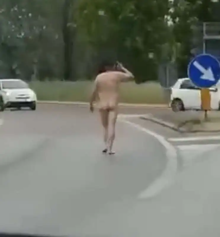 uomo nudo blocca le macchine vicino treviso  3