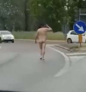 uomo nudo blocca le macchine vicino treviso 3