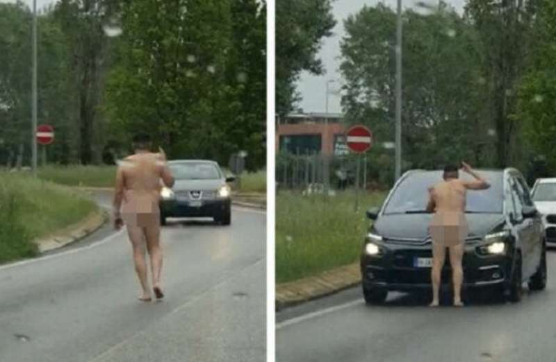 uomo nudo blocca le macchine vicino treviso 4