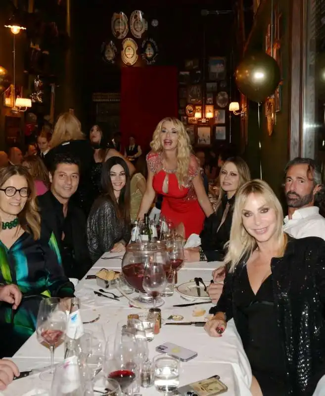 valeria marini foto ricordo con gli amici  foto di bacco