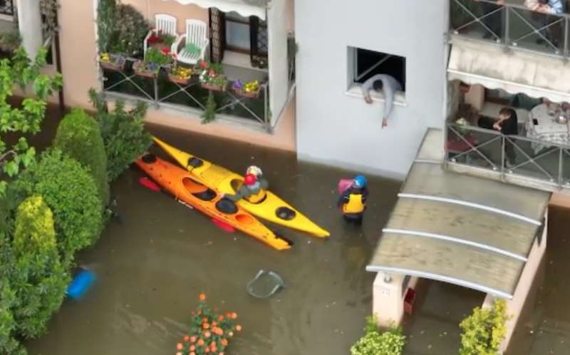 viveri consegnati in canoa in emilia romagna 4