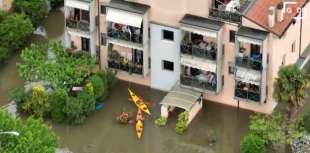 viveri consegnati in canoa in emilia romagna 6