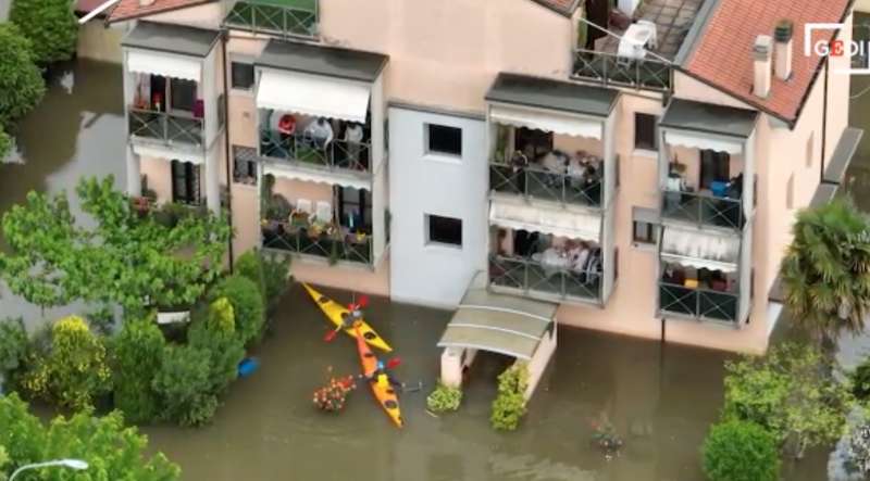 viveri consegnati in canoa in emilia romagna 7