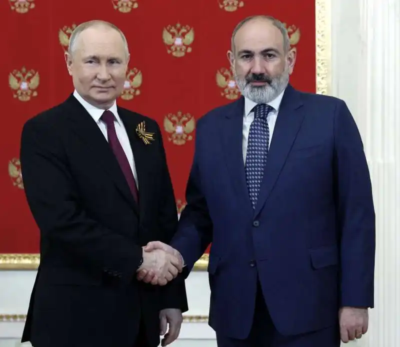 vladimir putin nikol pashinyan il 9 maggio 2023 