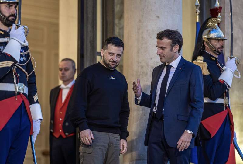 volodymyr zelensky con emmanuel macron a parigi 2