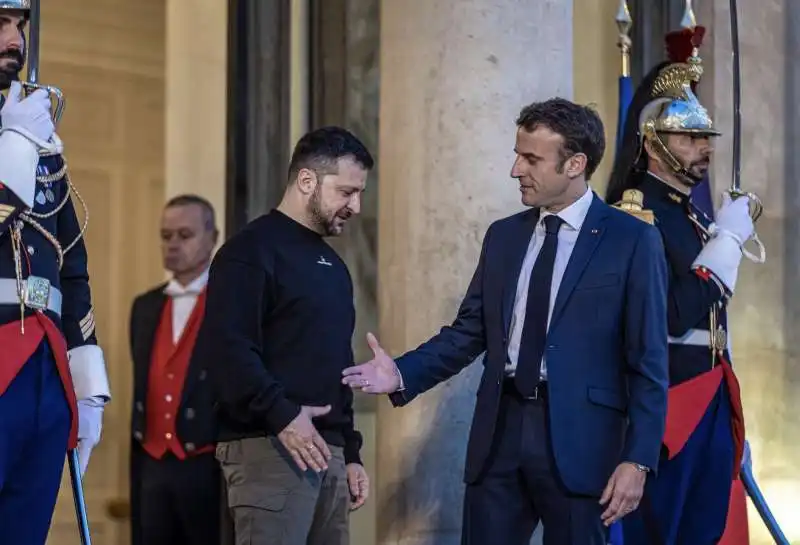 volodymyr zelensky con emmanuel macron a parigi   3