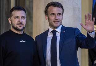 volodymyr zelensky con emmanuel macron a parigi 5