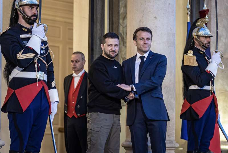 volodymyr zelensky con emmanuel macron a parigi 6