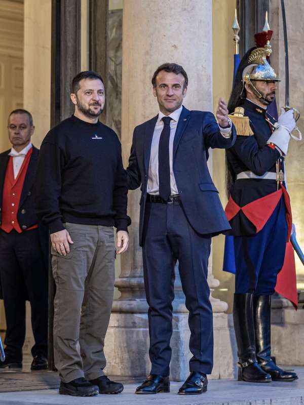 volodymyr zelensky con emmanuel macron a parigi 7