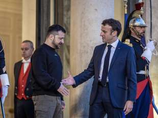 volodymyr zelensky con emmanuel macron a parigi 8