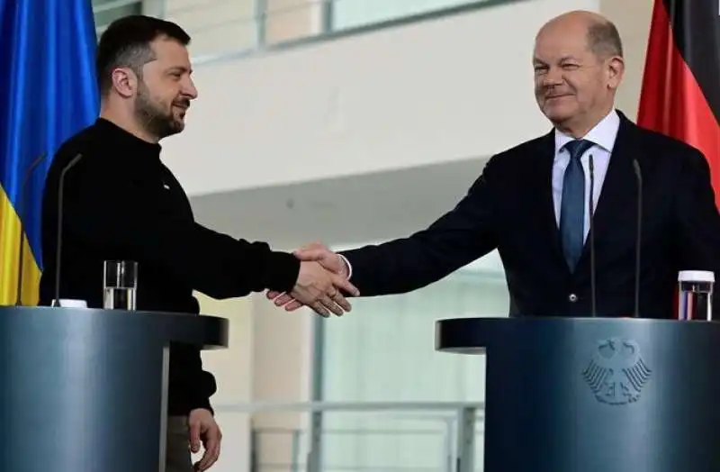 volodymyr zelensky con olaf scholz a berlino   