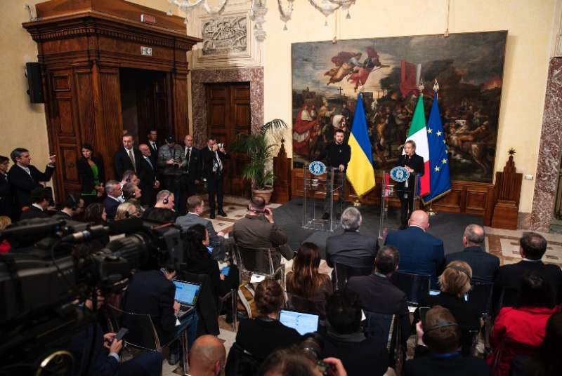 volodymyr zelensky e giorgia meloni in conferenza stampa a palazzo chigi