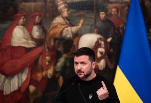 volodymyr zelensky in conferenza stampa a roma