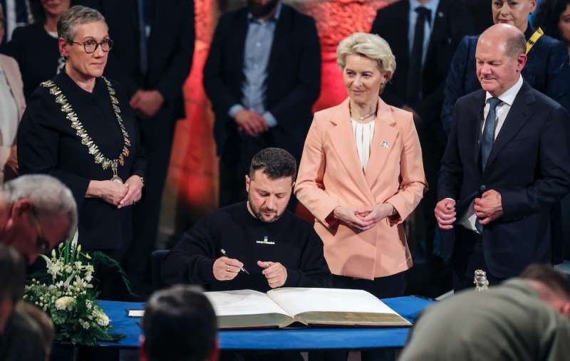 volodymyr zelensky riceve il premio carlo magno da ursula von der leyen e olaf scholz