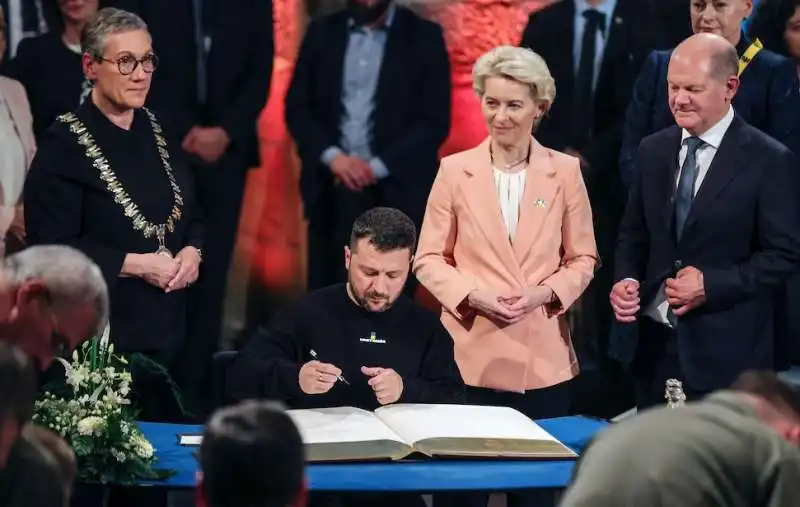 volodymyr zelensky riceve il premio carlo magno da ursula von der leyen e olaf scholz 