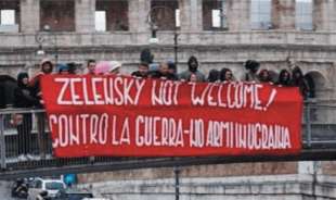 ZELENSKY NOT WELCOME - STRISCIONE AL COLOSSEO