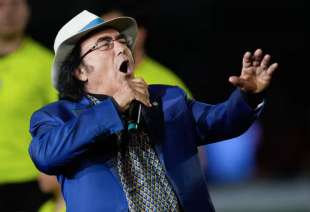 al bano canta l'inno di mameli prima della finale di coppa italia 3